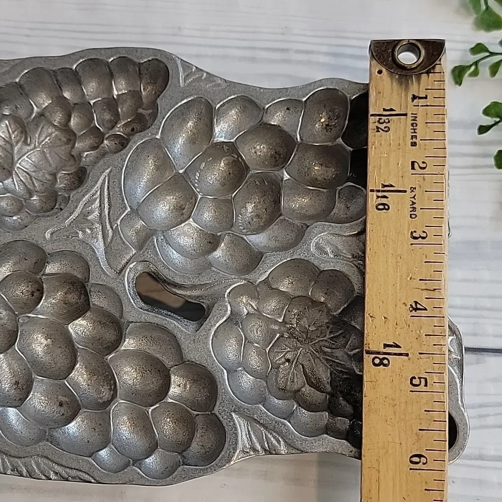 Wilton Vintage Grape Cluster Mold 7.5